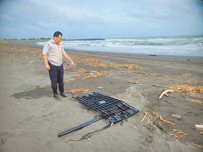 針對海上光電浮台變垃圾,屏東縣政府要求業者旭東公司限期48小時內清除完畢,但至9日下午2時截止期限,至少仍有4、5處未清除的結構物。(屏縣府提供/謝佳潾屏東傳真) image