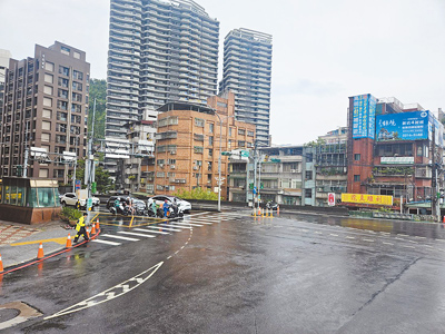新北市交通局為提升新店碧潭大橋與環河路口行人安全,與養工處合作辦理路口改善工程。(新北市交通局提供/高鈞麟新北傳真) image