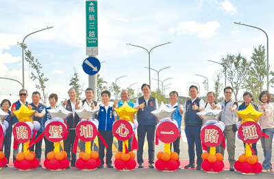 桃園市大園區桃航三路及埔心一路為航空城的重要道路,市長張善政(右七)14日出席通車儀式時表示,該路段有效提升安置街廓與對外道路的暢通與便利性,未來航空城也將有更多路段陸續開通。(姜霏攝) image