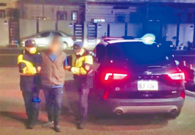台中45歲游姓男子(中)去年1月間持球棒打死啃老的哥哥,台中地院14日宣判,考量游男自首且情堪憫恕,依殺人罪判處有期徒刑3年。圖為游男移送畫面。(民眾提供/潘虹恩台中傳真) image
