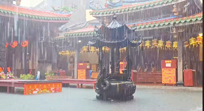 鹿港天后宮8日受大雷雨影響淹水嚴重,天公爐、供桌都泡在水中。(本報資料照片) image