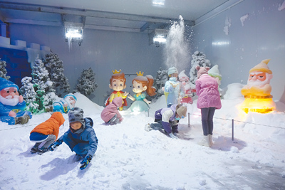 屏東夏日狂歡祭打造童話冰宮,小朋友玩雪不亦樂乎。(羅琦文攝) image