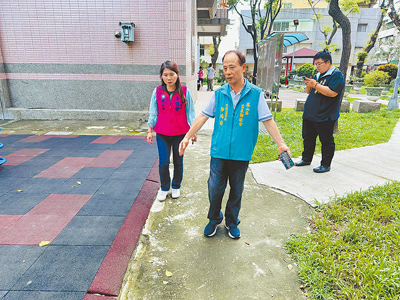 高雄鳳山區文英里活動中心外的無障礙坡道不僅路面破損,還有高低落差,遭高市議員李雅靜(左)痛批,「無障礙變大障礙」。(李雅靜提供/洪浩軒高雄傳真) image