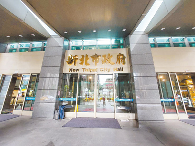 新北市五股區成泰路一段至自強路、工商路一帶的交通號誌設計,近日引發民眾不滿。交通局表示,已派員勘查。圖為新北市政府外觀。(本報資料照片) image