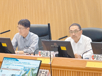 新北市政府15日召開道安會議,針對淡北道路工程與新店地區汙水下水道工程接連因交維疏失,造成公安意外,新北市副市長陳純敬(左)責成工程主管機關應負起督導責任,嚴格要求施工廠商確實落實交維計畫,不能心存僥倖。圖右為新北市長侯友宜。(高鈞麟攝) image