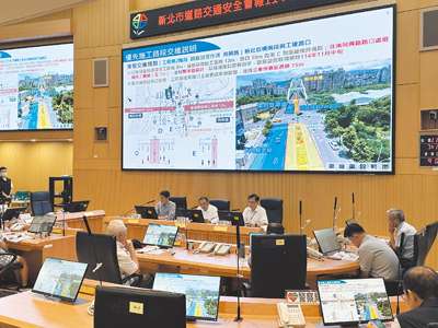 因應捷運汐止東湖線動工,新北市長侯友宜(第三排中)15日指出,捷運局務必依據核定的交維計畫確切落實交維措施,維持交通順暢。(高鈞麟攝) image
