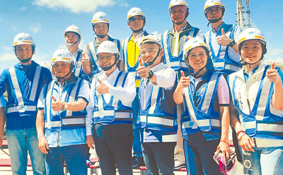 新北市長侯友宜(前排右四)18日視察「淡海輕軌二期先期工程」。(李育嫺攝) image