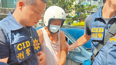 吳龍滿(中)於前年9月15日當著孩子面砍死羅男夫婦,吳男一審被依殺人罪判2個死刑,案件正由二審審理,羅男夫婦家屬、2名孩子另提民事求償,高雄地院審理後,判吳應賠2448萬餘元。可上訴。(本報資料照片) image