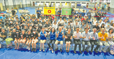 「2025山城盃創意機器人大賽暨WRO苗栗縣校際盃選拔賽」20日在育達科技大學盛大登場,由副縣長邱俐俐(右八)主持開幕式。(謝明俊攝) image