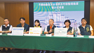 台南市政府祕書長尤天厚(右三)20日舉行救災說明會,針對散布網路不實謠言攻擊市府救災工作,將不排除採法律途徑。(程炳璋攝) image
