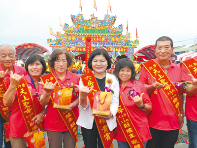 國家重要民俗「雲林六房媽過爐」有神無廟,20日舉辦五間厝股紅壇動土典禮,雲林縣長張麗善(右三)也前來參與。(張朝欣攝) image
