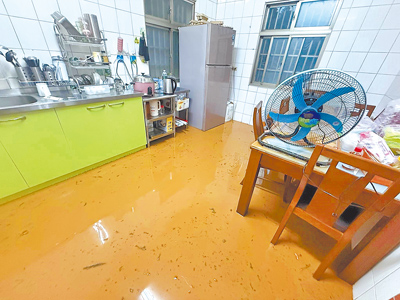 台東縣大武鄉豪雨成災,滾滾泥水自山壁灌入尚武村民宅。(蕭嘉蕙攝) image