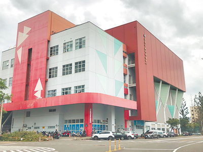 嘉義市國民運動中心去年12月發生游泳教練溺斃事件,嘉義地檢署21日偵結,將當天值班的吳姓和楊姓救生員依過失致死罪起訴。(呂妍庭攝) image
