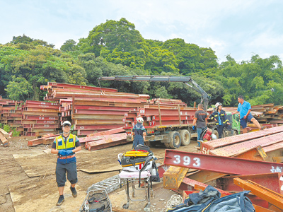 沈姓吊車司機21日在彰化縣芬園鄉工地執行鋼梁吊掛作業時,被突然鬆脫崩落的3根、總重逾5公噸的鋼梁壓死。(民眾提供) image