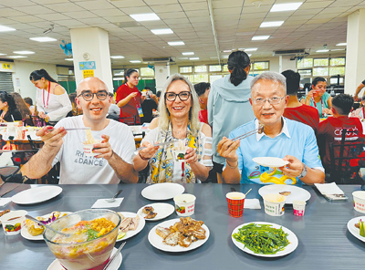 宜蘭縣代理縣長林茂盛(右)21日帶著珍珠奶茶和童玩節土耳其表演團隊分享,土耳其表演團隊也下廚準備家鄉菜宴請林茂盛。(吳佩蓉攝) image