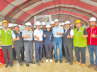 桃園市長張善政(前排右四)21日至大溪區視察「大溪埔頂轉運站」工程。(姜霏攝) image