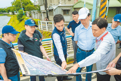 桃園市長張善政(前排右二)21日和立委牛煦庭(前排右三)赴龜山區勘查「桃園捷運棕線計畫」,透露長庚線明年報中央審查。(蔡依珍攝) image