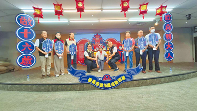 台南市民政局21日串聯6家廟宇宣傳今年做十六歲鑽轎底活動。(程炳璋攝) image
