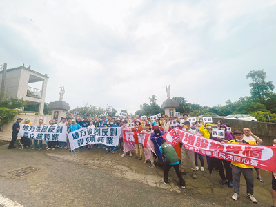 高市府21日下午對高松墓園擴建案進行第一次環評會議,會前市府環保局人員與環評委員前往現場勘查,附近里長帶領里民到墓園大門拉起布條陳情抗議,希望市府喊停計畫。(丁治綱攝) image