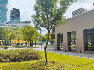 南山人壽規畫延伸台北市信義區空橋系統,串聯「南山A21綠環塔 」綠環塔與市府大樓南門,也可從捷運淡水信義線台北101站通行至板南線市府站。(張珈瑄攝) image