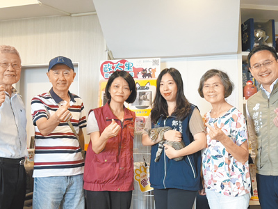 新北市動保處持續推動毛寶貝多元認養管道,24日與台北市文山區政大里長鄭文綺(右三)合作,在里辦公處成立毛寶貝愛心認養小棧,是新北市動保處設立的第22間里辦公處認養小棧。(新北市動保處提供/柯毓庭新北傳真) image