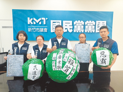 新竹市議會國民黨團24日指有吹哨者說,當初看到工程車從外面載了整整2個星期的大量營建廢棄物到華德福學校填埋,要求相關單位應盡速查清。(陳育賢攝) image