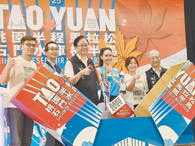 2025桃園半程馬拉松石門水庫楓半馬25日起開放報名,分為半程馬拉松、路跑、休閒組,市長張善政(左三)表示,期待在風景最優美、空氣最新鮮的石門水庫路跑。(賴佑維攝) image