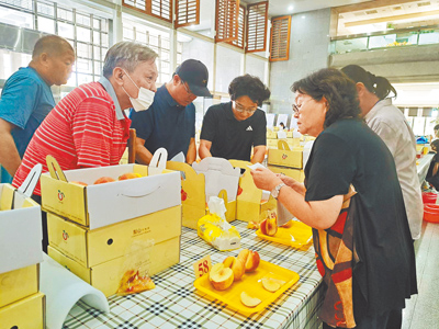 台中市農業局舉行「台中市優質水蜜桃果品評鑑活動」,由和平區農友汪煥洲奪得今年台中水蜜桃達人殊榮。(温予菱攝) image