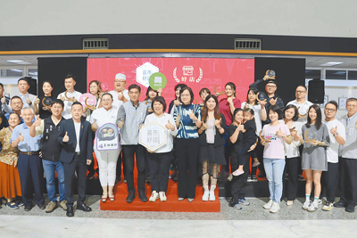 嘉義市兩年一次的「嘉市好店」徵選活動落幕,24日舉行盛大頒獎典禮,55家入選業者,有20家是首次入選的新店家。(呂妍庭攝) image