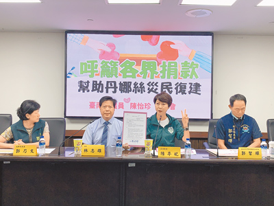陳亭妃(右二)拿出台灣銀行的核可公文,將她的選舉補助款轉捐助丹娜絲風災救助專戶。(郭良傑攝) image