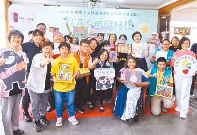 高雄市政府社會局24日於市長官邸舉行中秋禮盒推廣會,邀集23家身障團體共同展出「月滿心暖 雄好禮」系列秋節產品,正式宣布開賣。(林雅惠攝) image