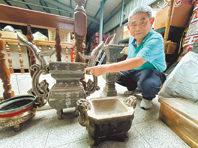 屏東縣潮州鎮公所攜手潮州三山國王廟將舉辦老照片展,盼透過地方信仰讓外界更認識潮州,而活動前廟方意外發現銅製燭台、石雕香爐等古物,意外增添展出豐富度。(謝佳潾攝) image