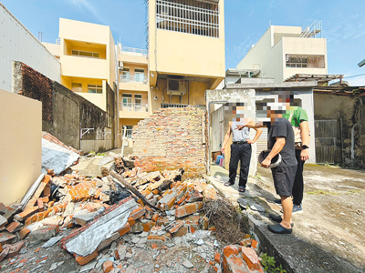 高雄橋頭區橋南路民宅後方有處老舊水溝,經過這次颱風丹娜絲大雨侵襲後,上周突然無預警坍塌,與水溝相連的圍牆也倒塌,砸毀3輛機車,在地居民指出,還好當時無人經過。(紀爰攝) image
