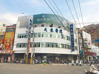 高雄鳳山區大東醫院有50年歷史,24日傳出將吹熄燈號,院方指出,院長蔡森郎高齡85歲,子女旅居國外無人接手,考量年事已高決定退休,最快9月底正式停業。(丁治綱攝) image
