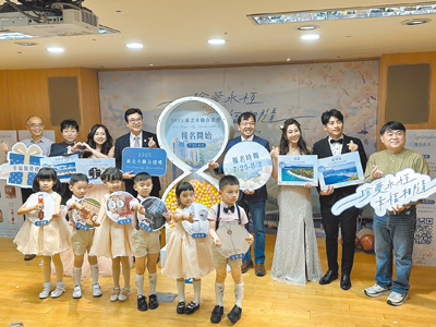「2025新北市聯合婚禮」將在10月19日浪漫登場,以「珍愛永恆、幸福相隨」為主題,新北市副市長劉和然(後排左四)鼓勵新人樂婚、願生、能養,實現安、居、樂、業的幸福城市。(高鈞麟攝) image