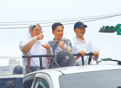 桃園市長張善政(左)25日在臉書發文,批民進黨為了拒絕監督,把民主變成報復的工具,讓社會陷入內耗與對立。(賴佑維攝) image