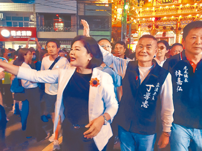 南投縣長許淑華25日上午偕同雲林縣長張麗善在麥寮車掃拜票,力挺立委丁學忠(右二),丁學忠晚間回到虎尾鎮親自掃街拜票。(周麗蘭攝) image