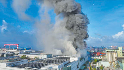 台泥集團旗下的三元能源公司14日發生嚴重火警,造成15人受傷,火勢歷時近27小時才終於撲滅,當地小港里長洪世春號召里民,預計將於7月30日上午至三元能源公司抗議。(本報資料照片) image