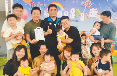 第3屆「新莊寶貝趴趴走」26日在新北市新莊國運動中心登場,吸引不少家長帶小朋友參加,議員蔡健棠(二排左四)到場同歡。(李育嫺攝) image