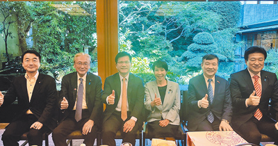 外交部長林佳龍(左三)以私人行程名義訪問日本。日本跨黨派國會議員組成的「日華議員懇談會」會長古屋圭司(左二)25日在臉書上發布與林佳龍、前經濟安全保障大臣高市早苗(右三)、台灣駐日本代表李逸洋(右二)及前防衛大臣木原稔(右一)等人的合影。(摘自古屋圭司臉書) image