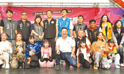 桃園市大園警分局攜手相關單位27日在風禾公園舉辦「零毒反詐零容忍暨青商盃街舞大賽」,現場規畫多個結合犯罪預防與互動體驗的攤位,打造兼具教育意義與娛樂性的暑期活動。(桃園市政府提供/姜霏桃園傳真) 桃園市大園警分局攜手相關單位27日在風禾公園舉辦「零毒反詐零容忍暨青商盃街舞大賽」,現場規畫多個結合犯罪預防與互動體驗的攤位,打造兼具教育意義與娛樂性的暑期活動。(桃園市政府提供/姜霏桃園傳真)