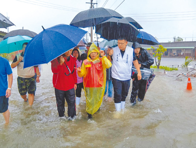 雲林縣水林鄉部分村落淹水逾30公分,公所28日上午宣布停止上班、上課,縣長張麗善(前排中)前往勘災。(張朝欣攝) image