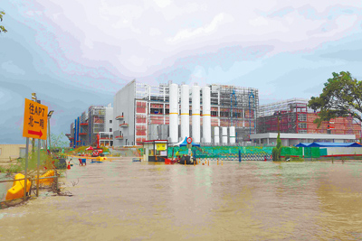 台積電在嘉義科學園區興建先進封裝廠,28日受豪大雨影響,工區嚴重淹水。(呂妍庭攝) image