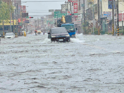 嘉義縣28日凌晨下起豪大雨,加上適逢漲潮,朴子市大半市區泡在水裡長達數小時。(呂妍庭攝) image