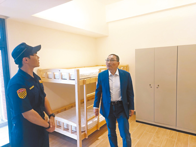 新北市警察局28日舉辦「三重分局交通分隊及公有拖吊場共構新建工程」落成啟用典禮,市長侯友宜(右)參觀內部環境。(張鎧乙攝) image