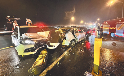 國道1號北上136公里苗栗縣銅鑼路段,27日深夜發生9車連環撞事故,結果有8名男女及孩童受傷送醫,其中51歲的方姓女子,因座車被前後夾擊導致重傷送醫不治。(讀者提供/謝明俊苗栗傳真) image