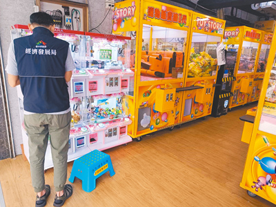 台中市今年起加強稽查夾娃娃機店,販售商品標示不合格率高達52%。(台中市經發局提供/陳淑娥台中傳真) image