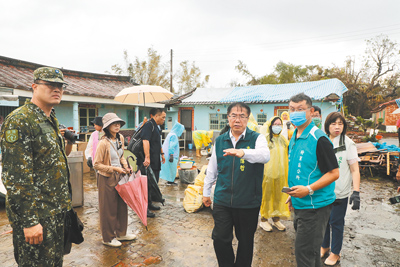丹娜絲颱風重創台南,市長黃偉哲(前排中)強調重建是一段長路,與市府團隊將持續陪伴災民,一步一腳印,讓社區早日恢復元氣。(台南市政府提供/曹婷婷台南傳真) image