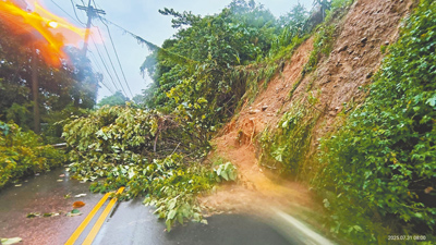 南投縣國姓鄉北山村往國道6號北山交流道的舊道路坍方。(國姓鄉長邱美玲提供/楊靜茹南投傳真) image