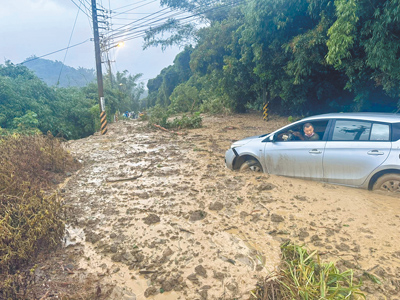 大雨狂炸台中,台中市霧峰區民生路靠近廣興福德祠處7月31日清晨傳出土石流。(桐林里長林國安提供/潘虹恩台中傳真) image